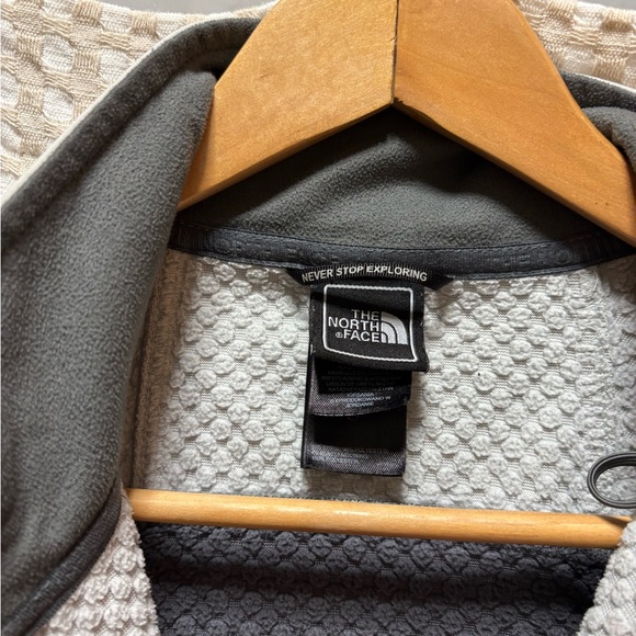 NWOT The North Face Women's Gray Jacket with Pink Details - Picture 4 of 8